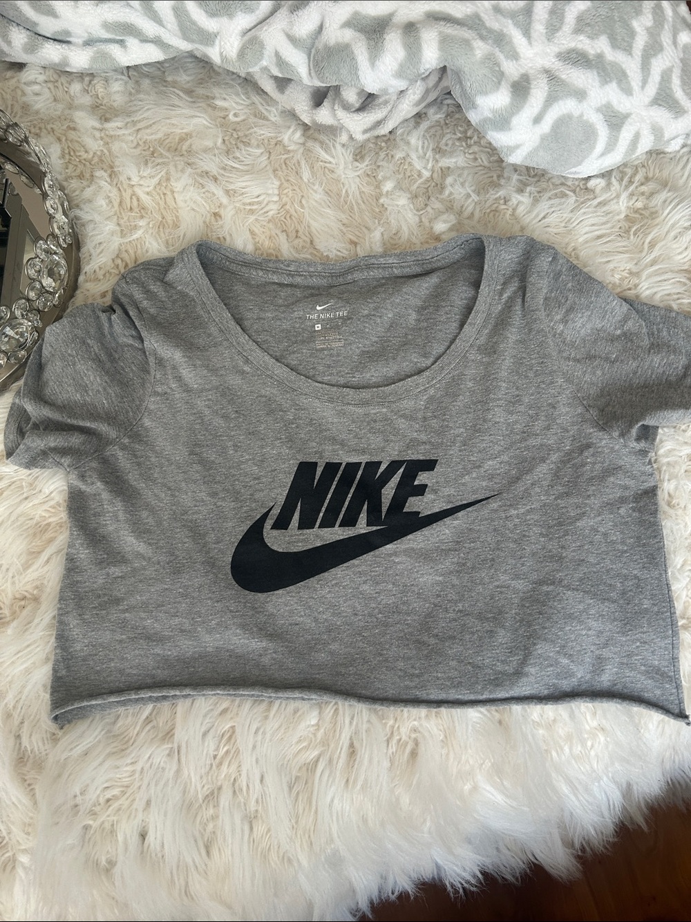Women’s Cropped Nike Tee size M